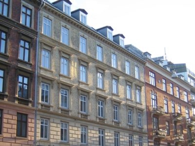 Facaden på Andelsforening Ladegården set fra gaden